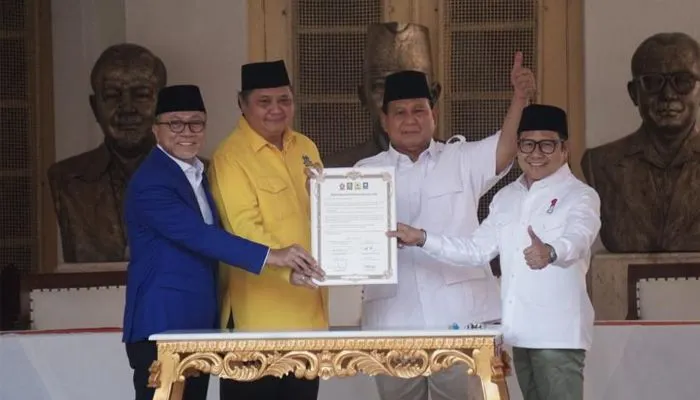 Ketua Umum Partai Gerindra Prabowo Subianto bersama Ketua Umum Partai PAN Zulkifli Hasan, Ketua Umum Partai Golkar Airlangga Hartarto dan Ketua Umum PKB Muhaimin Iskandar di Museum Proklamasi, Jakarta.