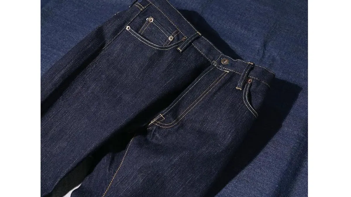 Celana Jeans Warna Hitam brand lokal.