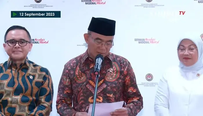 Menteri Koordinator Pembangunan Manusia dan Kebudayaan (Menko PMK) Muhadjir Effendy (tengah)