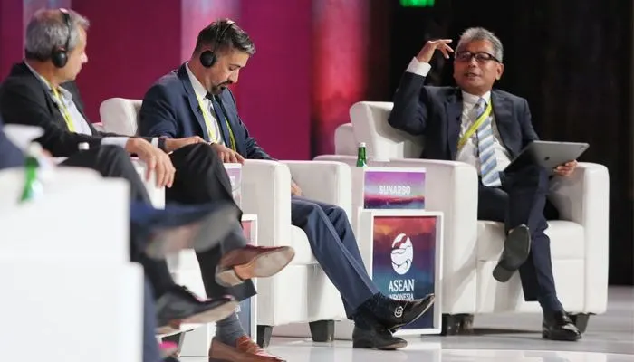 Direktur Utama BRI Sunarso (kanan)