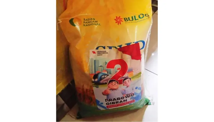 Belum lama ini viral gambar bansos beras BULOG dari pemerintah dengan stiker paslon capres dan cawapres nomor urut 2, Prabowo-Gibran.