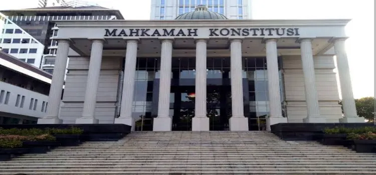 Kantor Mahkamah Konstitusi. Selain gugatan batas usia minimum bagi capres-cawapres, Mahkamah Konstitusi juga menghadapi gugatan terkait batas usia maksimum.
