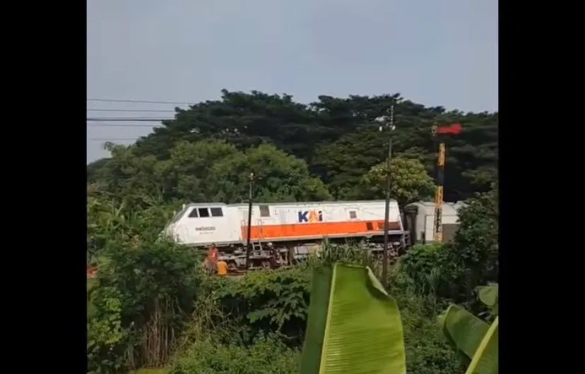 Video detik-detik anjloknya kereta api Pandalungan itu berhasil direkam dan diunggah pada Instagram @undercover.id.