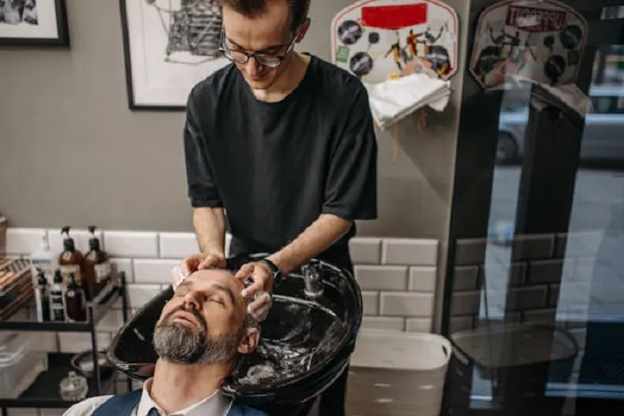Ilustrasi Waktu yang Tepat untuk Keramas Sesuai dengan Jenis Rambut yang Kamu Miliki.