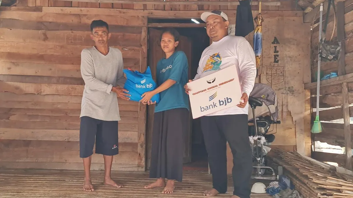 bank bjb memberikan 100 bantuan paket sembako kepada warga Pulo Panjang, Serang, Banten.