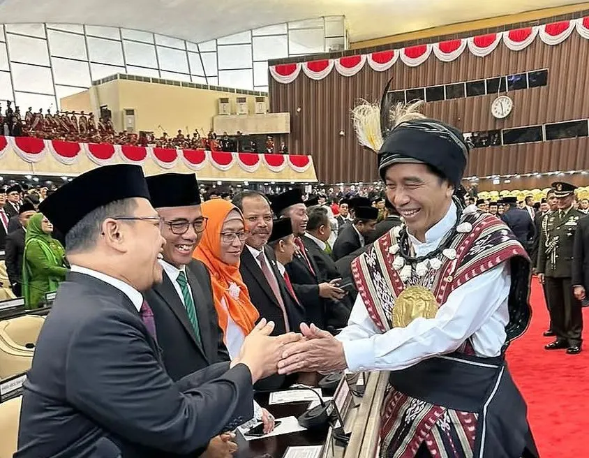 Amir Uskara Ketua Fraksi PPP DPR-RI (kiri) sedang bersalaman dengan Jokowi 