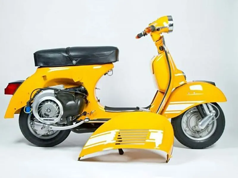 Vespa Sprint 200 adalah skuter yang populer dari merek Vespa yang dikenal dengan desain ikoniknya.