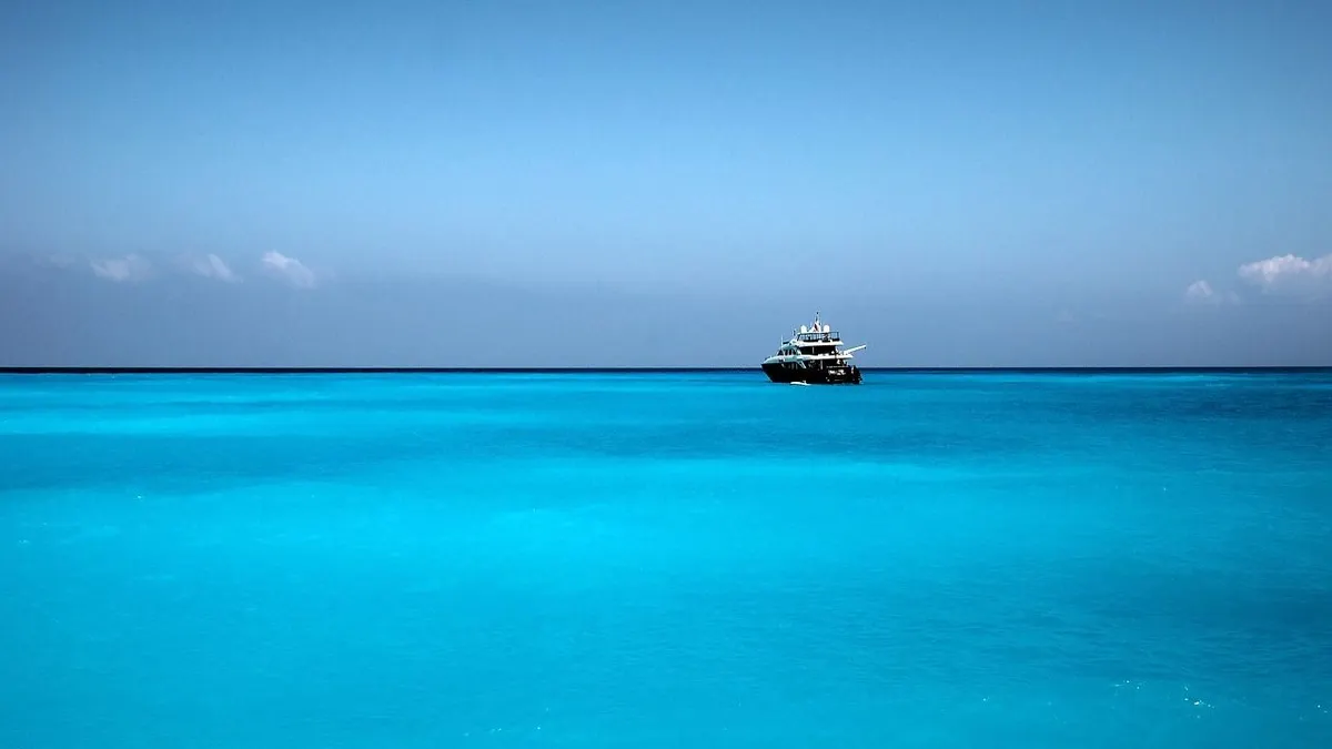 Illustrasi. Laut berwarna biru