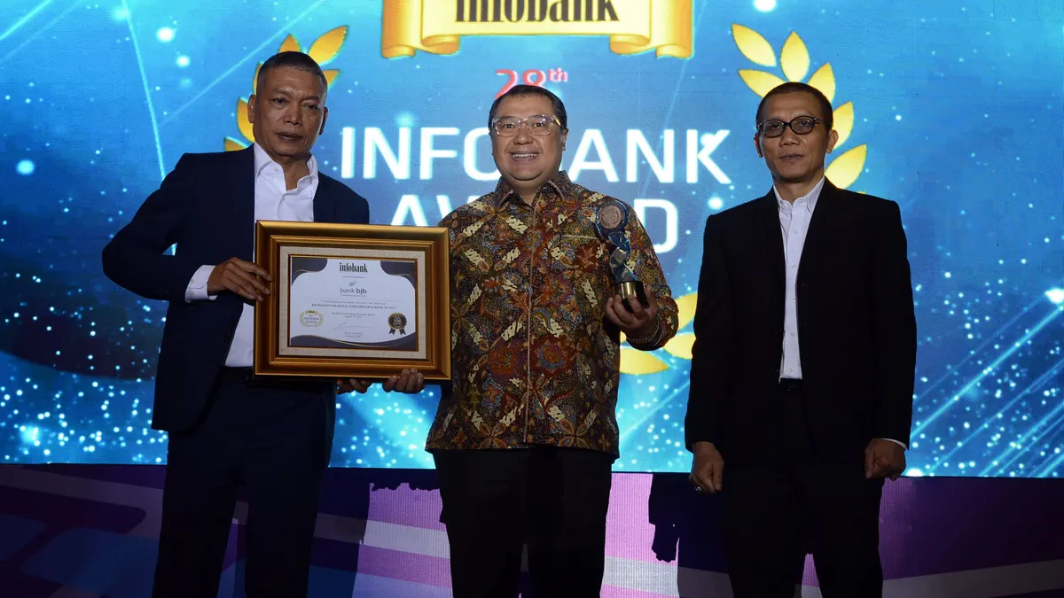 bank bjb berhasil meraih special trophy, yakni “Diamond Trophy” dalam ajang 28th Infobank Banking Apreciation 2023