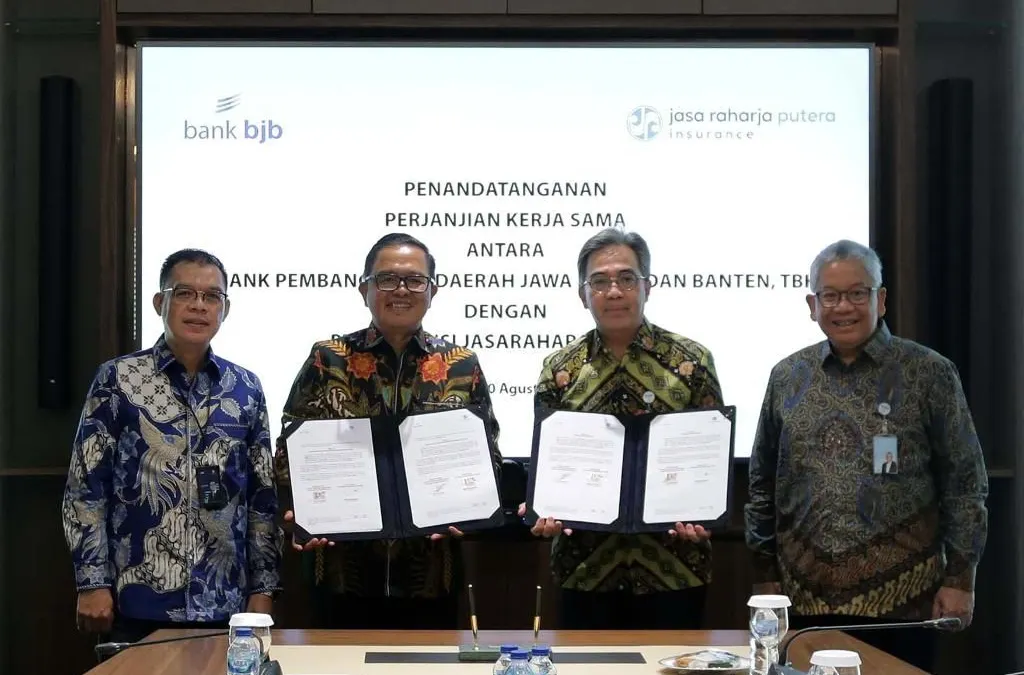 Ppenandatanganan Nota Kesepahaman (MoU) antara bank bjb dengan Asuransi Jasaraharja Putera di Gedung T Tower Jakarta, Rabu (30/8/2023).