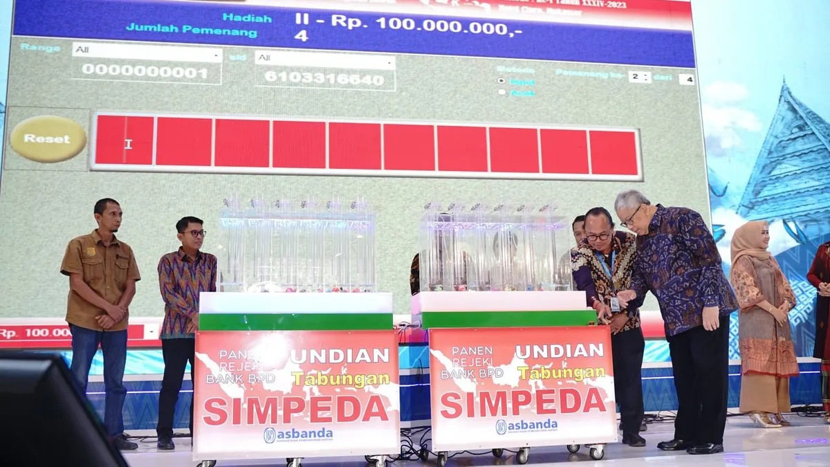 Nasabah bank bjb membawa pulang hadian jutaan rupiah pada Undian Nasional Simpeda di Makassar- Sulawesi Selatan.