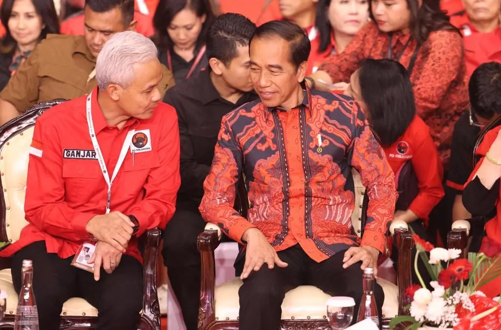 Ganjar Pranowo saat duduk berdekatan bersama Presiden Indonesia Joko Widodo dalam acara Rakernas IV PDIP. (Humas Jateng)