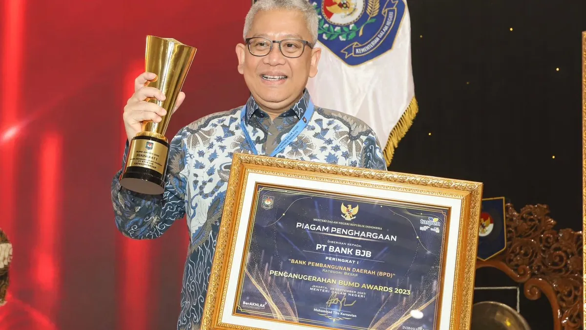 Direktur Utama bank bjb Yuddy Renaldi menerima penghargaan di ajang BUMD Awards 2023&nbsp;di Hotel Grand Sahid Jakarta, Jumat, 29 September 2023.