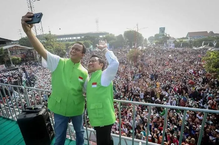 AMIN (Anies Baswedan dan Cak Imin) selfie dengan background lautan manusia
