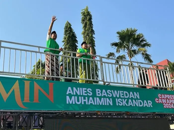 Anies Baswedan (kiri) dan Abdul Muhaimin Iskandar (AMIN) di Jember, dalam jalan sehat bersama ratusan ribu masyarakat, Ahad 29 Oktober 2023.
