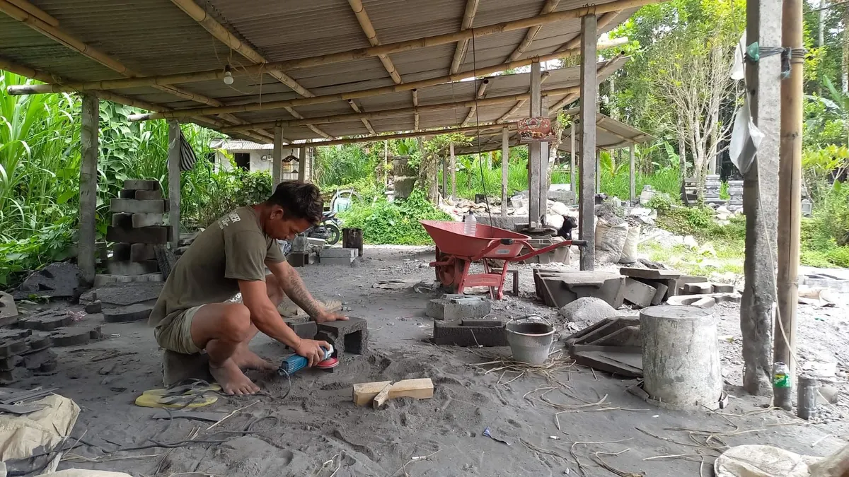 Perajin batu paras taro. (BRI)