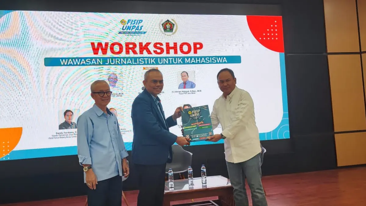  BANDUNG-Fakultas Ilmu Sosial dan Ilmu Politik (FISIP) Universitas Pasundan (Unpas) bekerja sama dengan Persatuan Wartawan Indonesia (PWI) Jawa Barat menggelar workshop jurnalistik untuk mahasiswa di Aula Suradireja Kampus Fisip Unpas, Selasa, 19 Desember 2023.  Dalam kegiatan workshop jurnalistik y