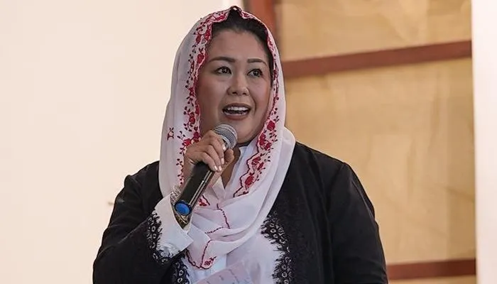 Dukungan yang diberikan oleh Yenny kepada Ganjar&ndash;Mahfud, berbeda dengan dukungan yang diberikan oleh suaminya, Dhohir Farisi.