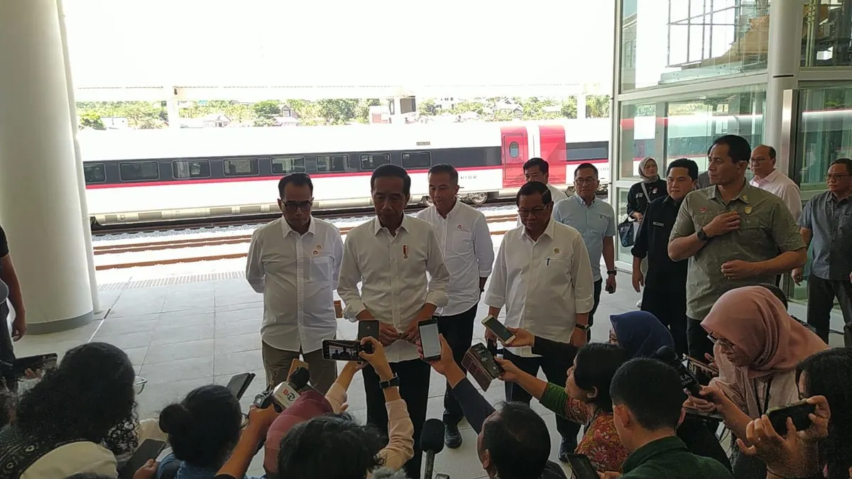 Presiden Jokowi berharap kehadiran Kereta Cepat Jakarta-Bandung (KCJB) dapat meningkatkan pemakaian transportasi massal.
