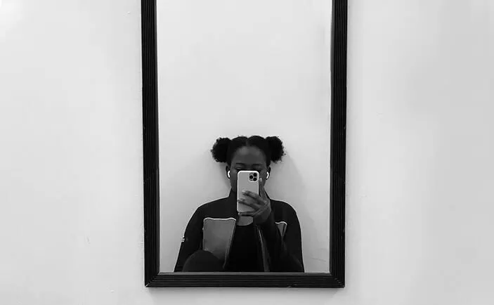 Tes kepribadian kali ini menggunakan gambar posisi selfie atau saat foto sendiri. Ada yang ke kanan, kiri, atau ke kamera.