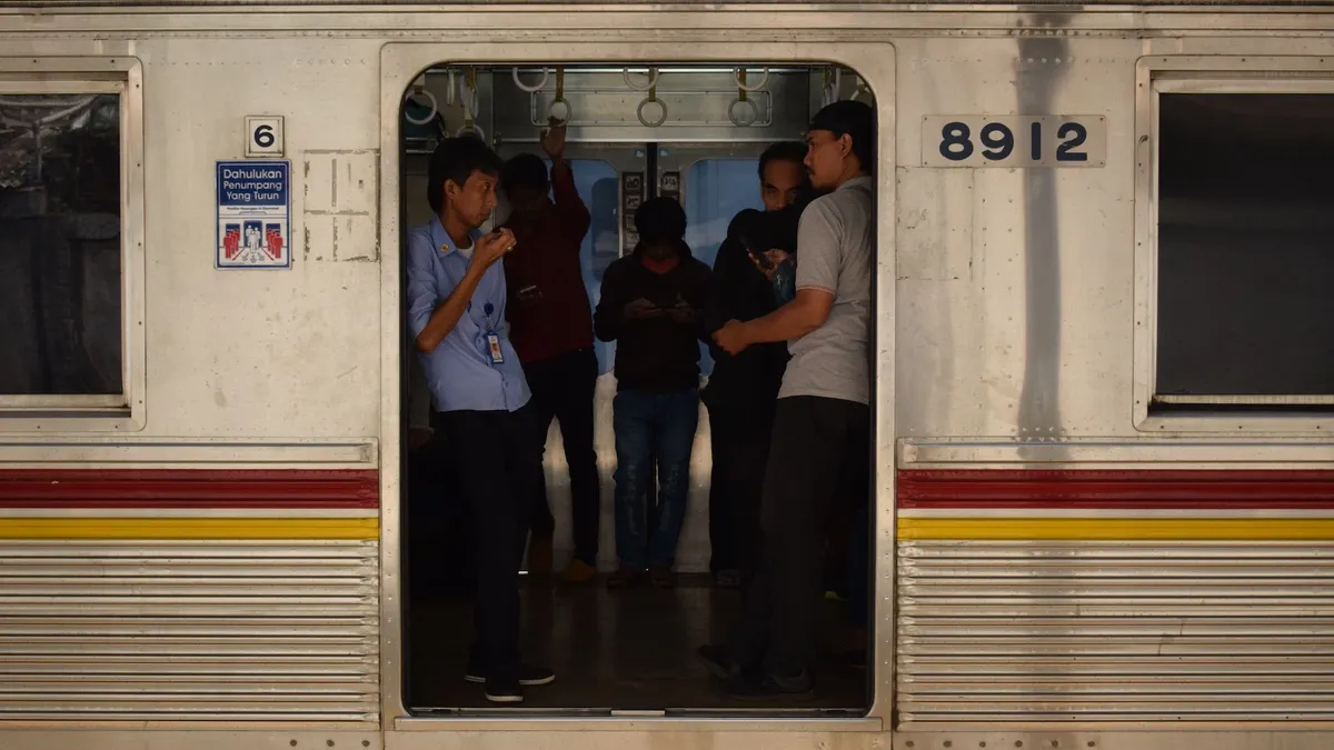 Ilustrasi. PT Kereta Commuter Indonesia (KCI) mengizinkan pengguna Commuter Line untuk membawa kereta bayi ke dalam kereta, namun dengan beberapa ketentuan.