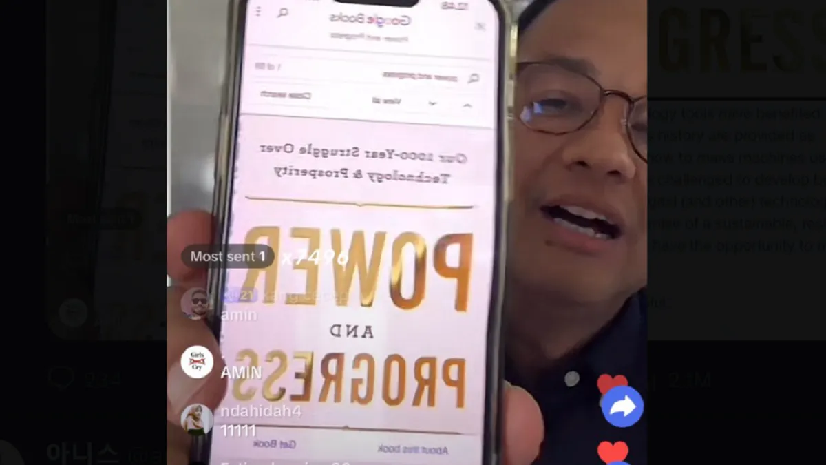 Anies baswedan menunjukkan buku yang dibacanya saat live tiktok.