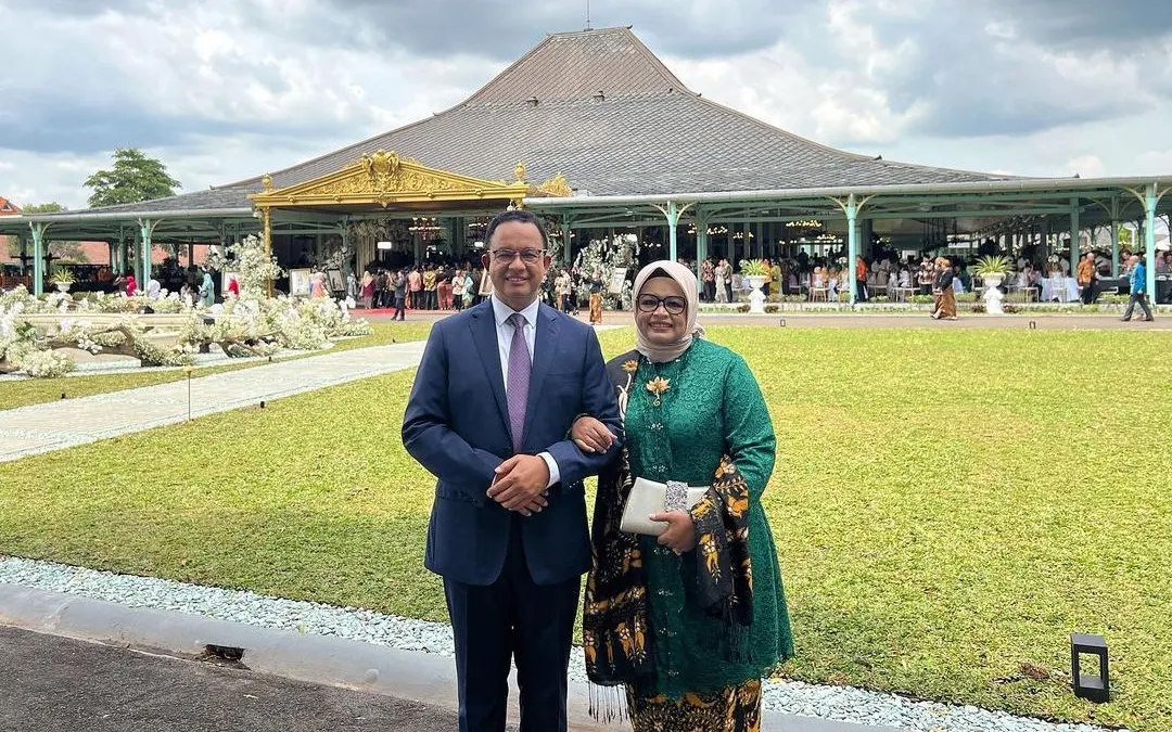 Potret Fery Farhati foto berdua dengan Anies Baswedan di Pura Mangkunegaran pada acara hajatan putra-putri Presiden Jokowi.