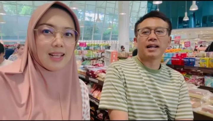 Anne Ratna Mustika dan sang suami Iskandar.