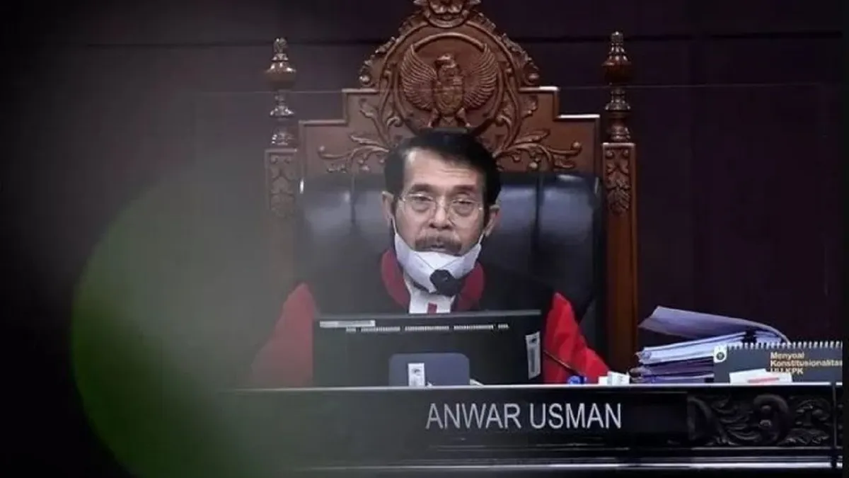 Anwar Usman, ketua MK sekaligus paman dari Gibran Rakabuming Raka, menolak gugatan UU Pemilu yang merintangi Prabowo di Pilpres 2024.