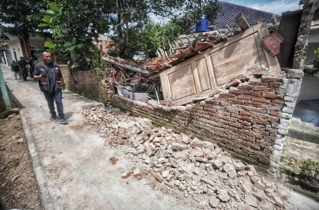 Aktivitas warga yang terdampak gempa di Babakan Hurip, Kabupaten Sumedang pada Senin, 1 Januari 2024. 