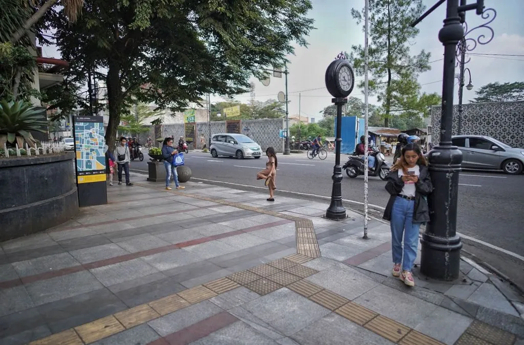 Warga ngabuburit di kawasan Jalan Asia Afrika, Kota Bandung, Kamis 23 Maret 2023.