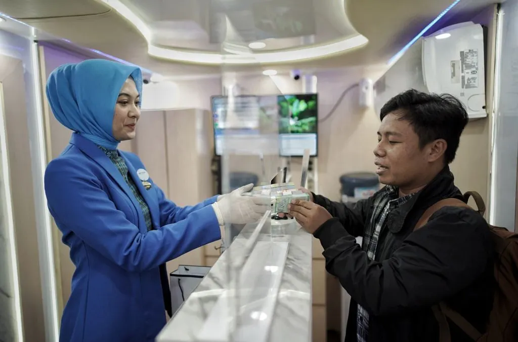 Penukaran uang baru pun dapat dilakukan di berbagai bank, termasuk pada Kas Keliling Terpadu milik Bank Indonesia.