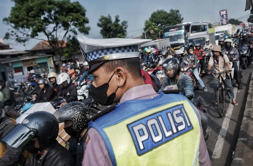 Petugas kepolisian mengatur lalu lintas di Jalan Moh Toha, Kota Bandung, Selasa 23 Mei 2023. Direktorat Lalu Lintas (Ditlantas) Polda Jawa Barat berencana menerapkan kembali tilang manual pada Juni 2023 mendatang dengan syarat polisi yang berhak menilang telah memiliki sertifikat Lantas.