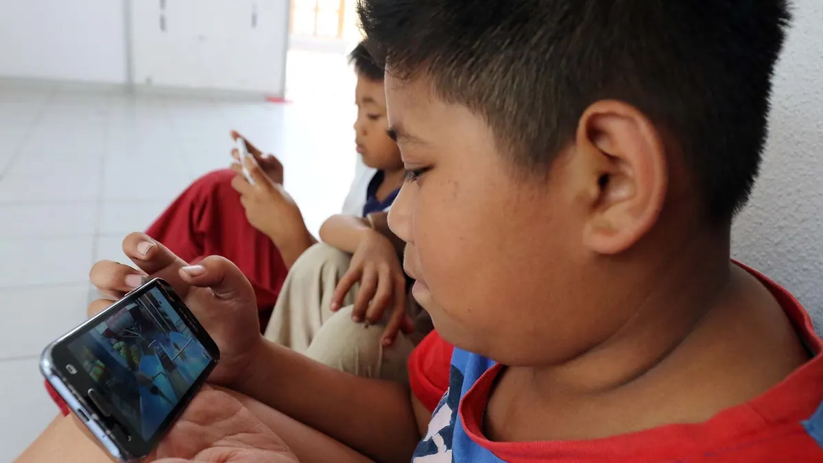 Ilustrasi anak kecanduan gawai. Saat ini, anak-anak sudah terbiasa bermain dengan gadget. Memang tidak ada salahnya jika anak bermain gadget asalkan tidak berlebihan.