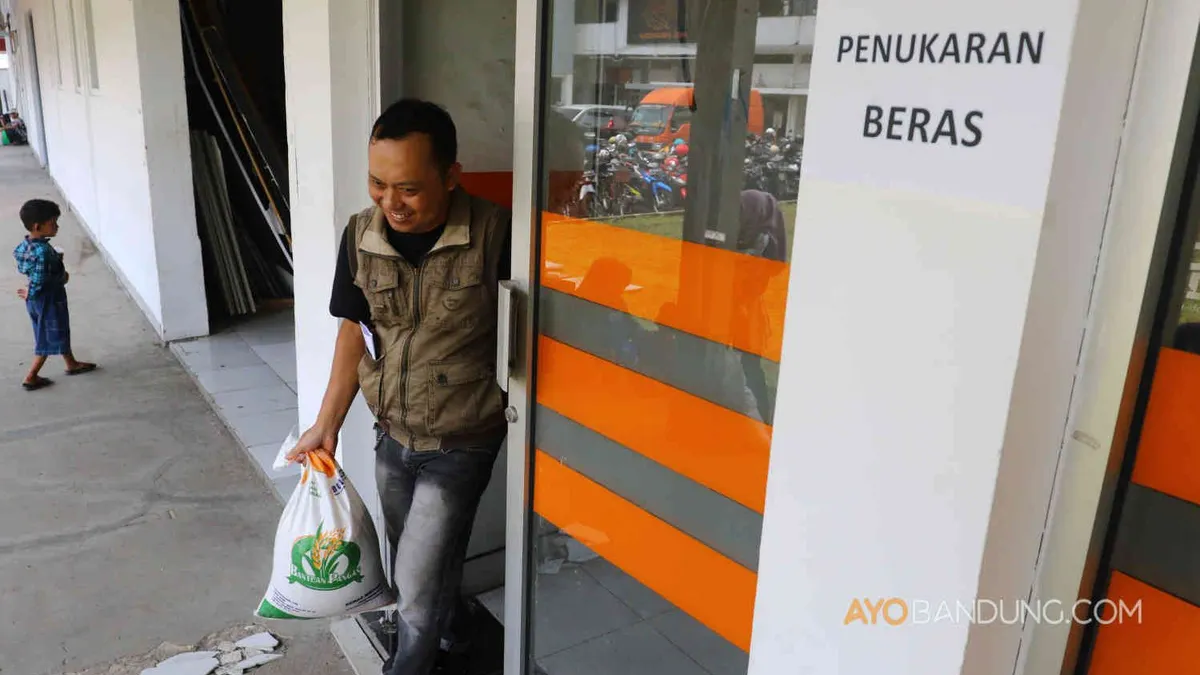 Ratusan warga antre untuk mendapatkan beras bantuan sosial cadangan beras pemerintah di Kantor Pos Besar Bandung.