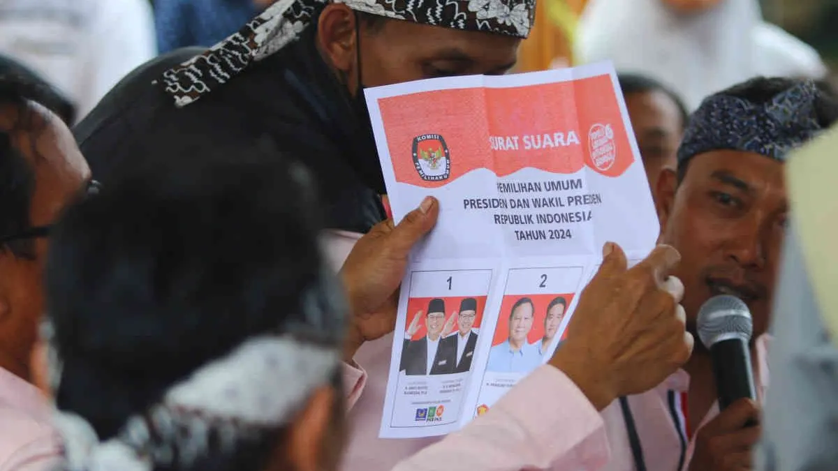 Petugas Kelompok Penyelenggara Pemungutan Suara (KPPS) melakukan penghitungan surat suara Pemilu presiden dan wakil presiden di TPS 43, Desa Padalarang 