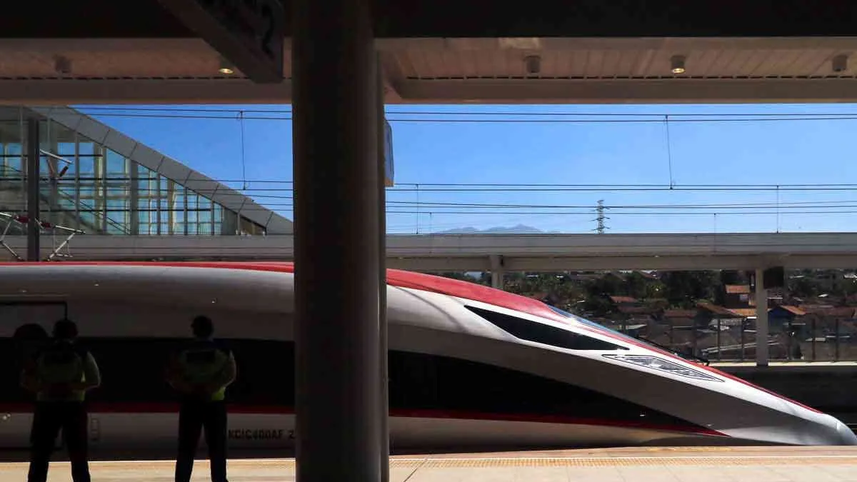 Kereta cepat Jakarta Bandung saat tiba di Stasiun Kereta Cepat Jakarta Bandung (KCJB) di Padalarang.