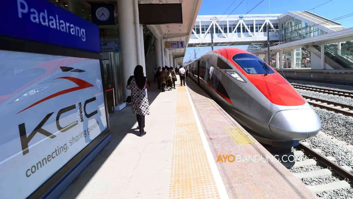 Stasiun jalur Kereta Cepat Jakarta-Bandung berjumlah empat, yaitu Stasiun Halim, Stasiun Karawang, Stasiun Padalarang, dan Stasiun Tegalluar.