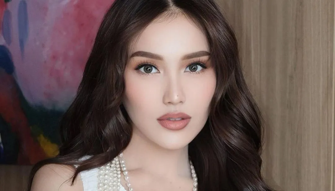 Ayu Ting Ting mengungkapkan ada seorang artis yang menawarkan bantuan di saat dirinya terpuruk yakni Rina Nose.