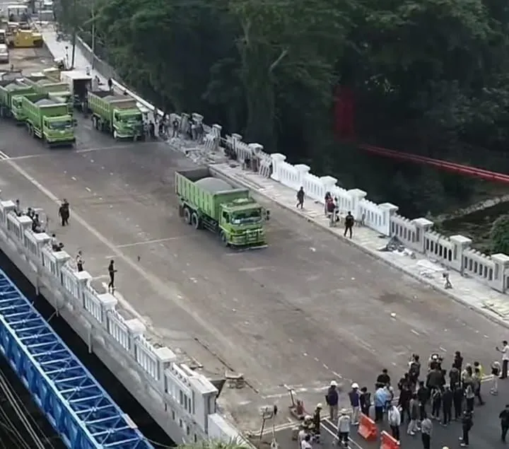 Jembatan Otista Bogor saat dilakukan uji beban, dan hasilnya baik lolos untuk dilalui kendaraan dan akan segera diresmikan pada Minggu, 17 Desember 2023 lusa