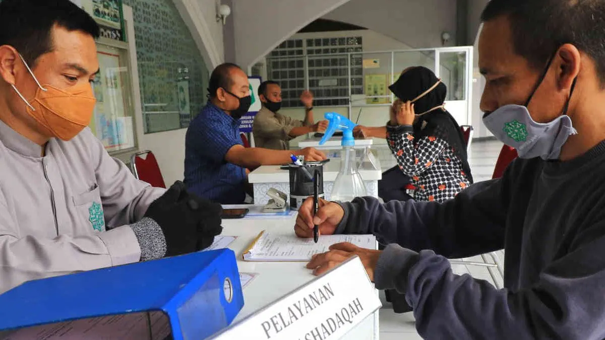 Zakat yang harus dikeluarkan oleh umat muslim terbagi menjadi dua yaitu zakat fitrah, dan zakat maal. Apa perbedaan diantara keduanya?