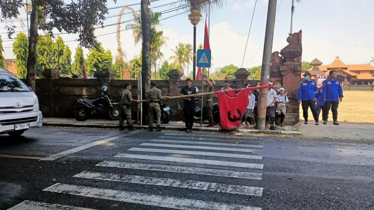 Presiden Joko Widodo atau biasa dipanggil Jokowi menanggapi kisruh soal pencopotan baliho Ganjar-Mahfud. Ia menilai semua harus netral.