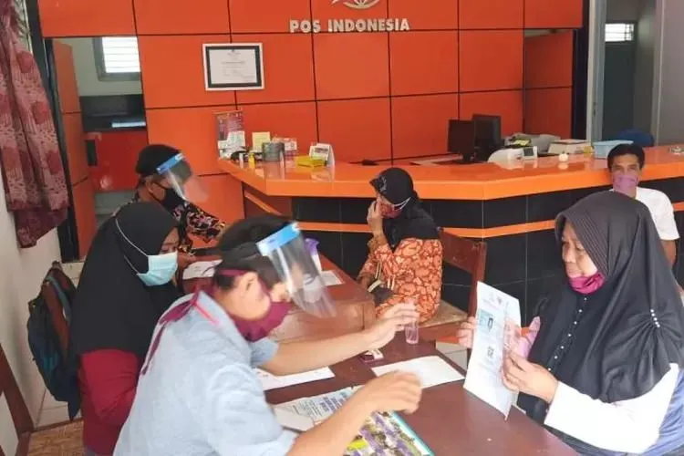 Sebanyak 14.977 KPM BPNT di beberapa daerah akan cair dua bansos sekaligus yang bisa diambil di PT Pos Indonesia terdekat.