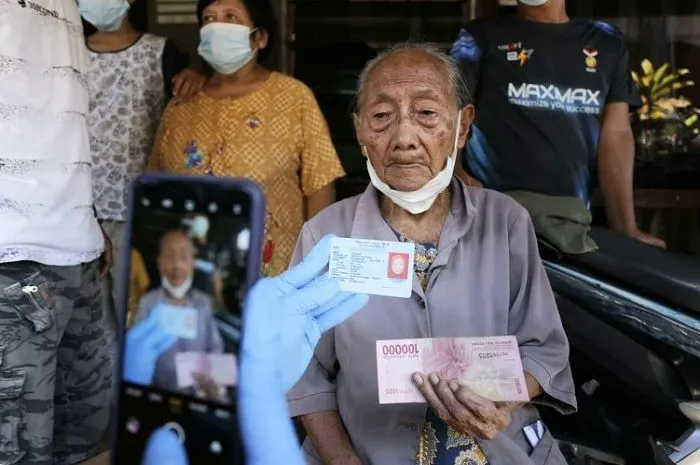 Kemensos mencairkan dana tunai BPNT tahap 2 dan 3 periode Februari-Maret secara bertahap melalui PT Pos Indonesia.