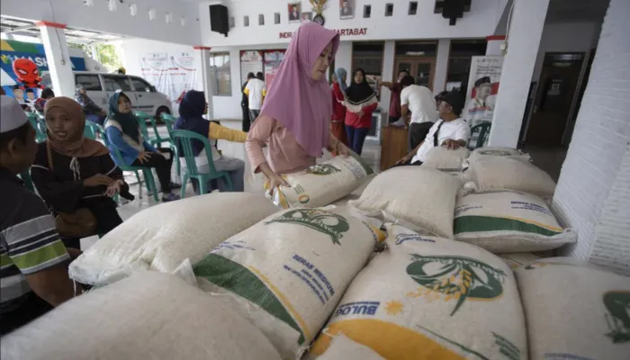 Hanya keluarga penerima manfaat PKH dan BPNT memiliki KTP berciri tertentu saja yang beruntung mendapatkan bansos beras 10 kg.