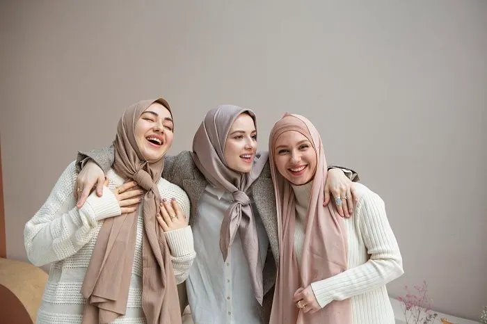 Ilustrasi menyimpan luka di balik sikap ceria.