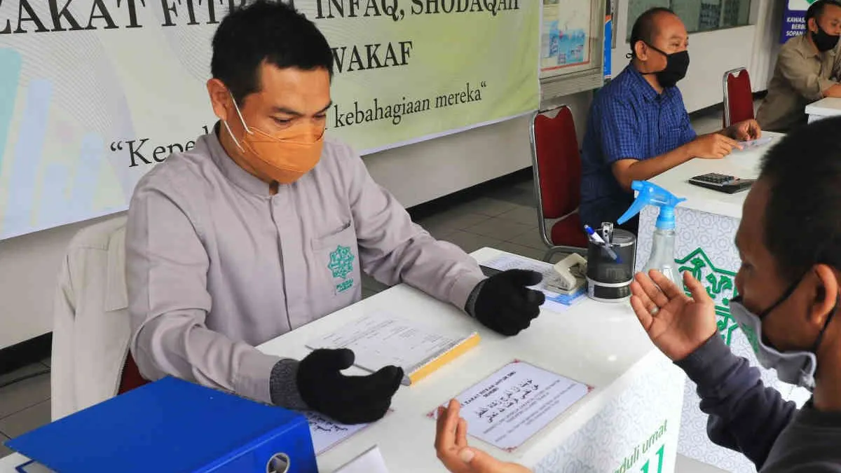 Zakat fitrah yang dibayarkan nilainya harus setara dengan harga satu sha' gandum, kurma, atau beras sebesar 2,5 kg/3,5 liter.