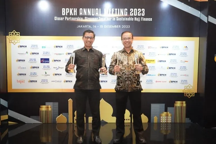 bank bjb syariah mendapatkan penghargaan dari Badan Pengelola Keuangan Haji (BPKH) sebagai Bank Penerima Setoran Biaya Penyelenggaraan Ibadah Haji (BPS-BPIH) terbaik dalam acara Annual Meeting & Banking Award 2023 di Sheraton Grand Jakarta Gandaria City Hotel, Jumat, 15 Desember 2023