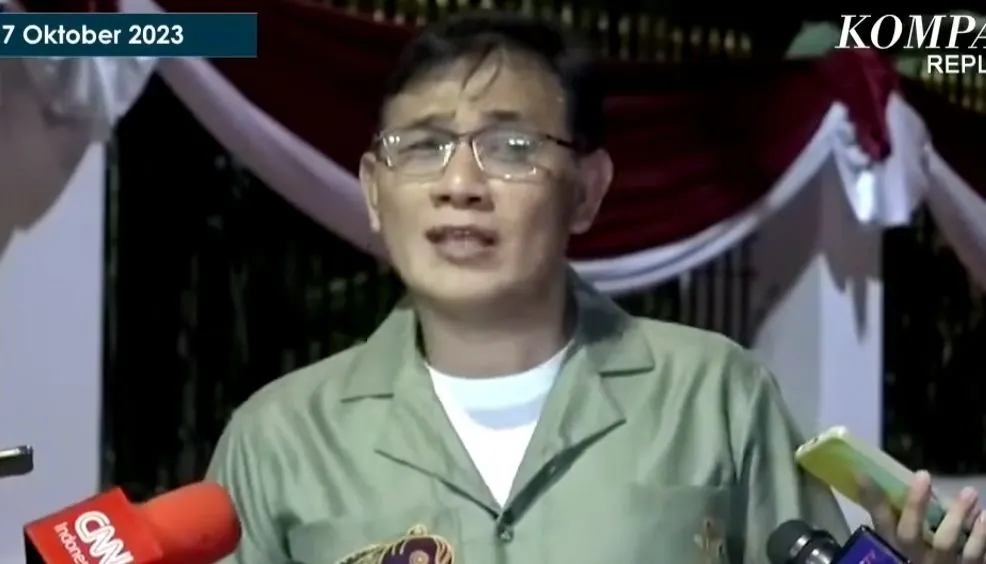 Politisi Budiman Sudjatmiko melihat apabila putusan MK dianggap memuluskan jalan Gibran Rakabuming menjadi cawapres, maka Prabowo Subianto harus berkomunikasi dengan Megawati Soekarnoputri.