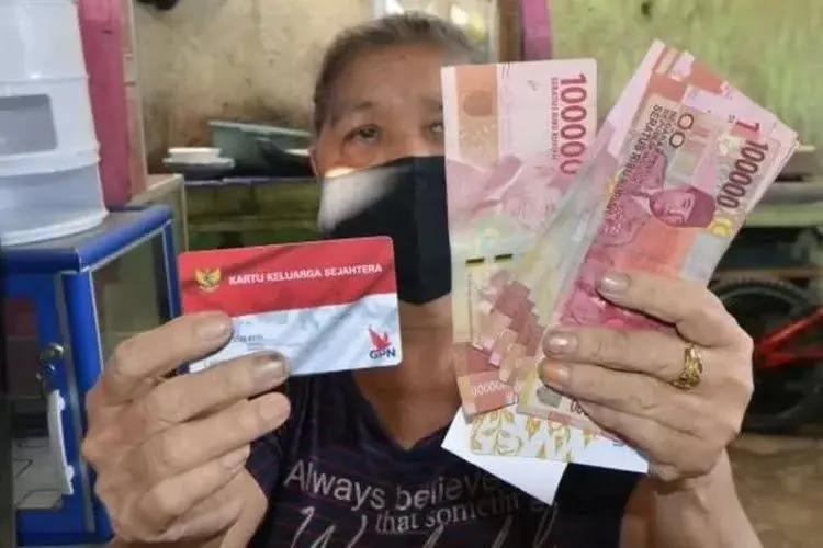 Warga terima bansos dari pemerintah